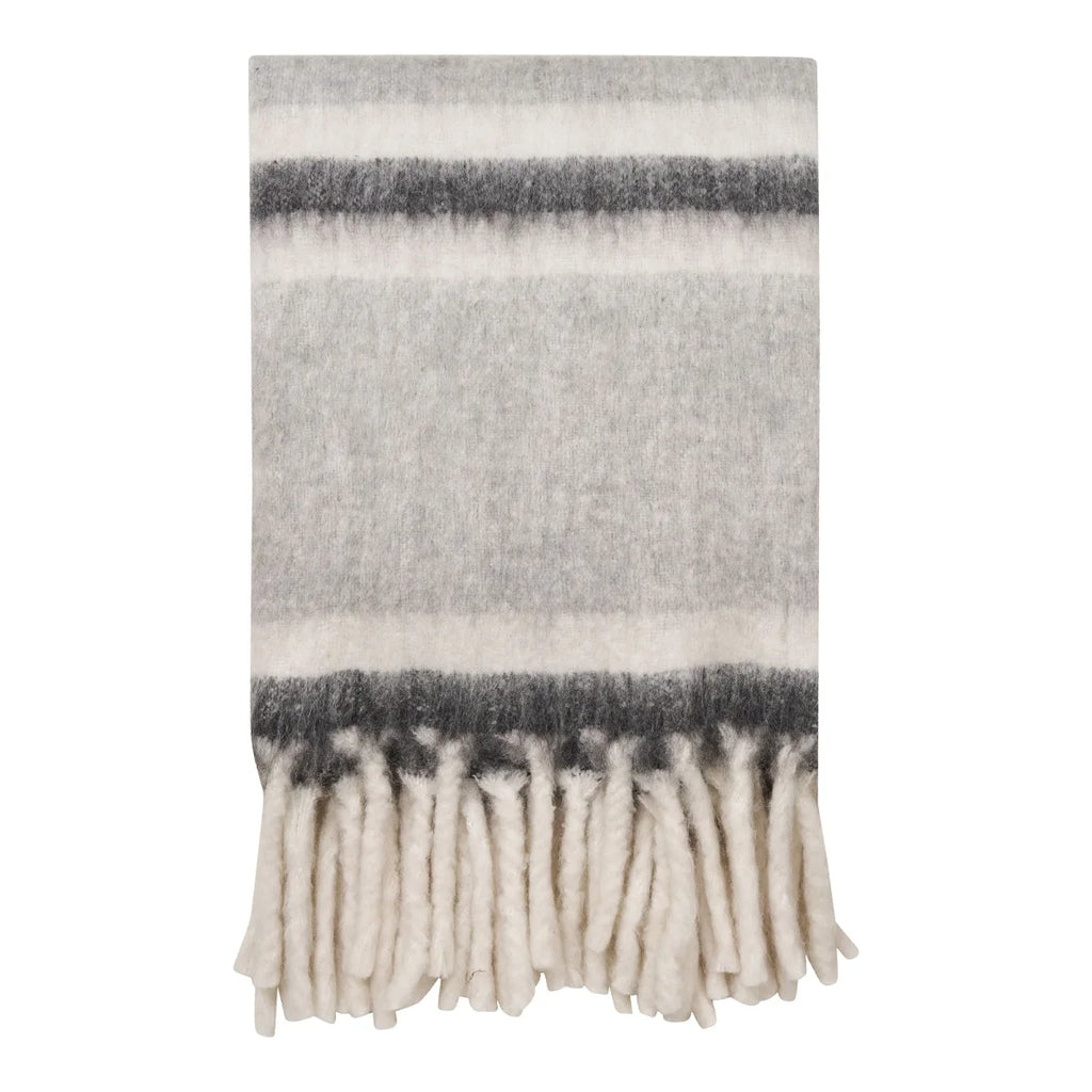 Écharpe rayée gris et blanc texturée douce avec franges duveteuses