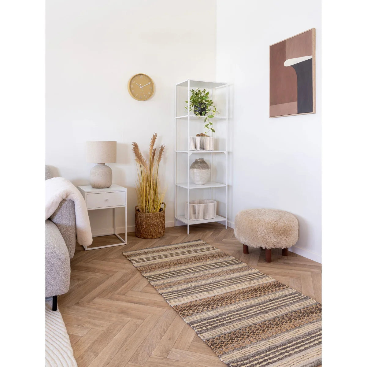 Ottoman beige moelleux à jambes en bois sombre, plumeaux artificiels en pot noir H110 cm