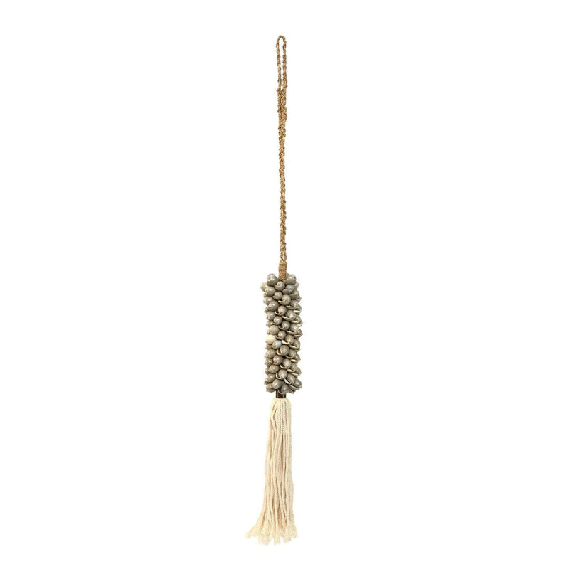 Wand-Pompon aus Muscheln und Baumwolle in Perlgrau