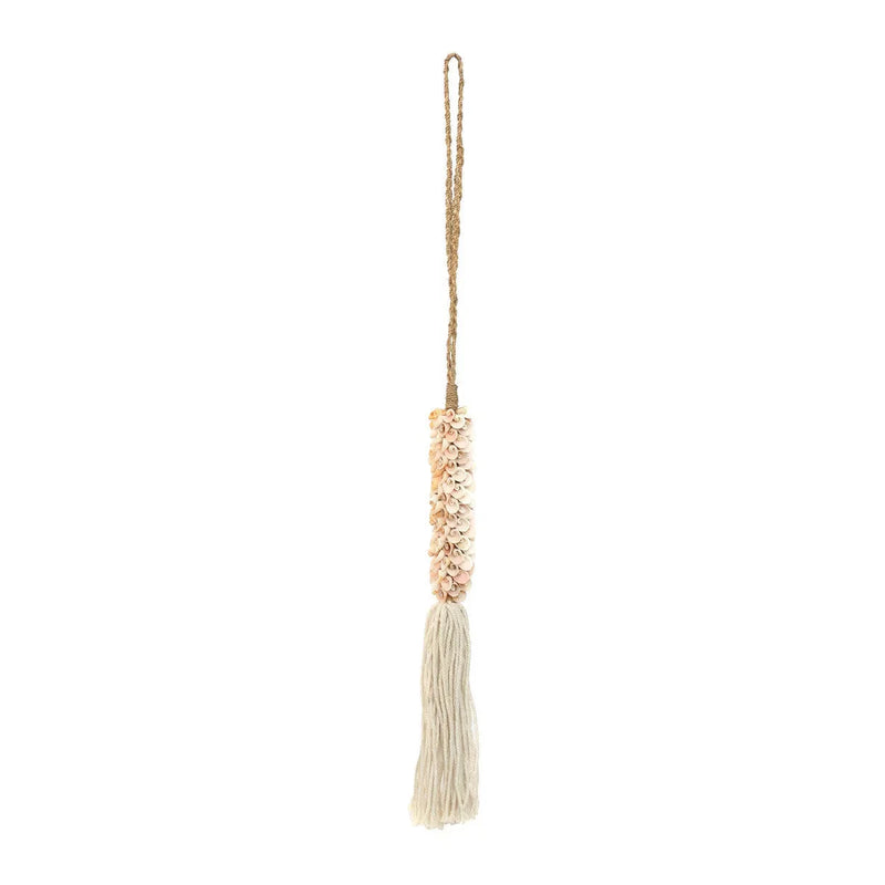 Wandquaste mit Naturmuscheln und Baumwolle in Ecru-Rosa
