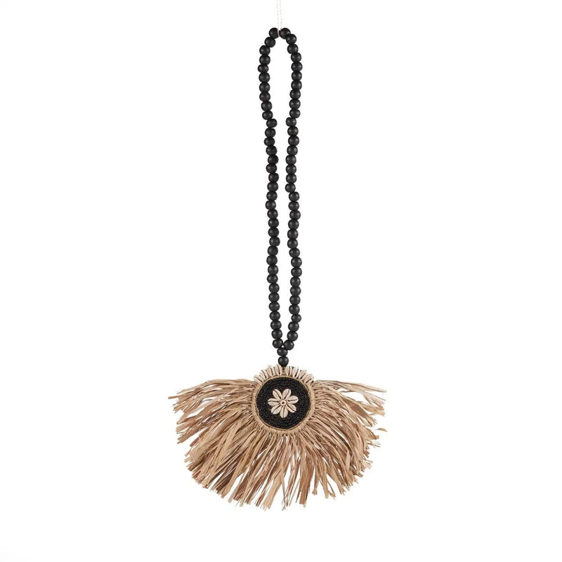 Wand-Bommel aus Raffia in Schwarz und Natur mit Perlen und Blüte in der Mitte