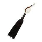 Porte-clés coquillage cauri noir et blanc avec pompon en coton