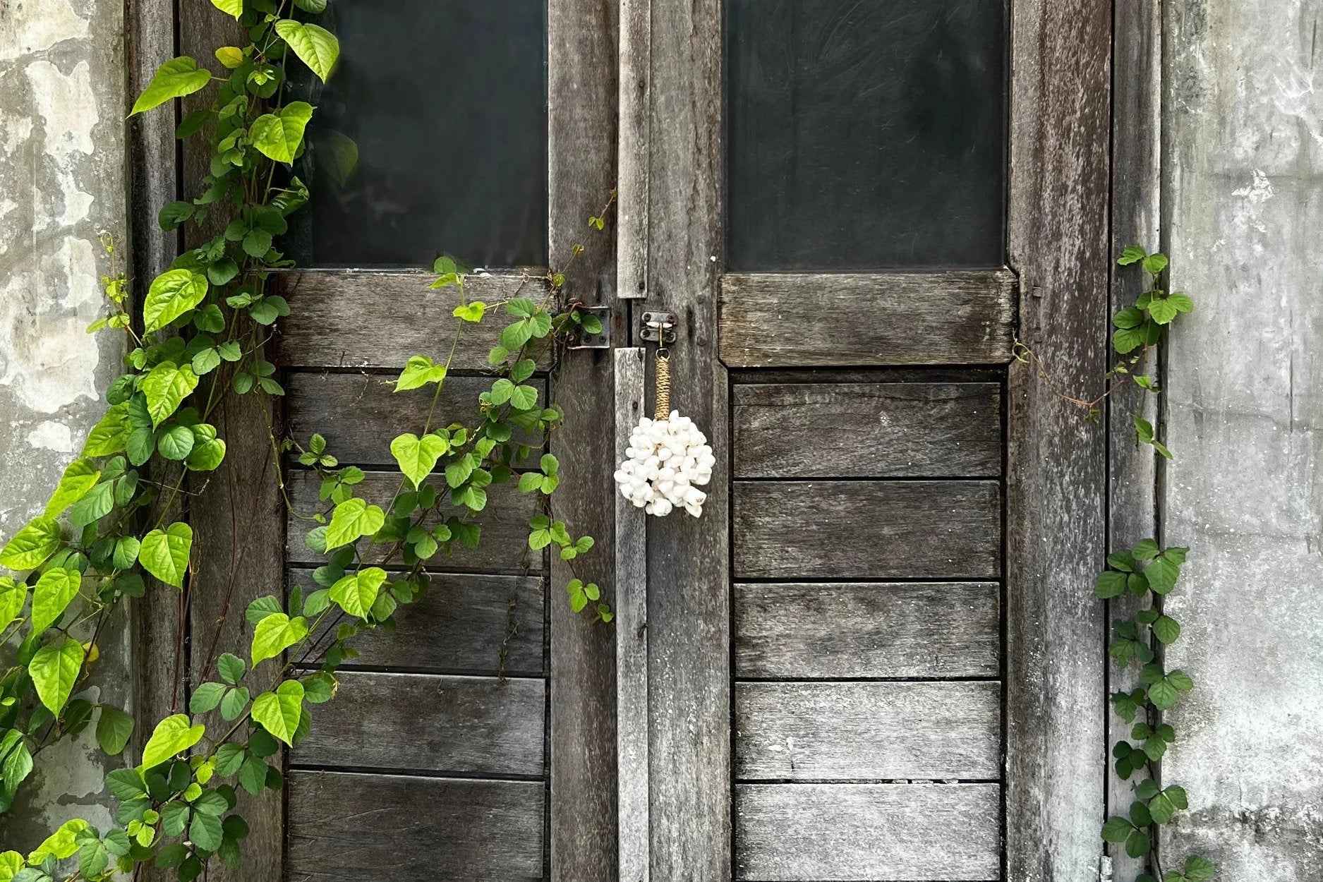 Porte-clés en coquillages blancs et corde herbe marine avec porte en bois ancien