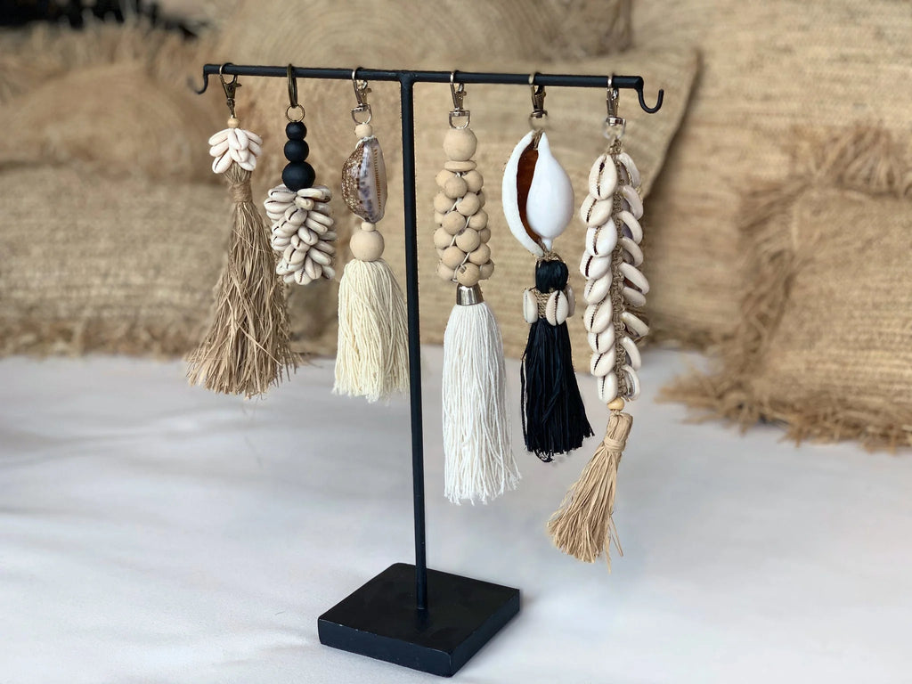 Boucles d’oreilles bohèmes à pompons, coquillages naturels sur support noir