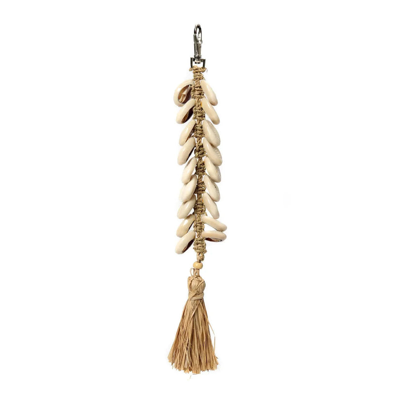 Schlüsselanhänger aus naturweißem Raffia mit Muscheln und Quaste