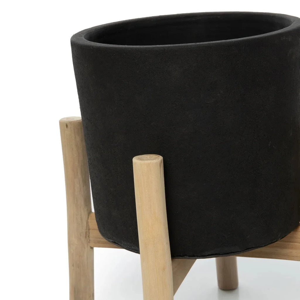 Pot en terre cuite noir rond sur socle en bois de teck H36 cm