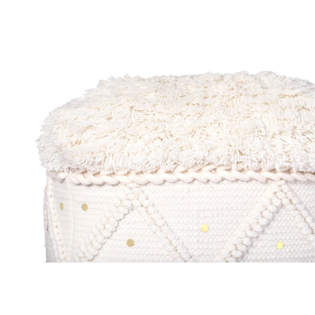 Pouf carré en laine écrue avec motifs losanges, paillettes, et dessus shaggy