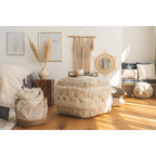 Pouf carré en laine écrue avec franges et pompons, texture et design cozy