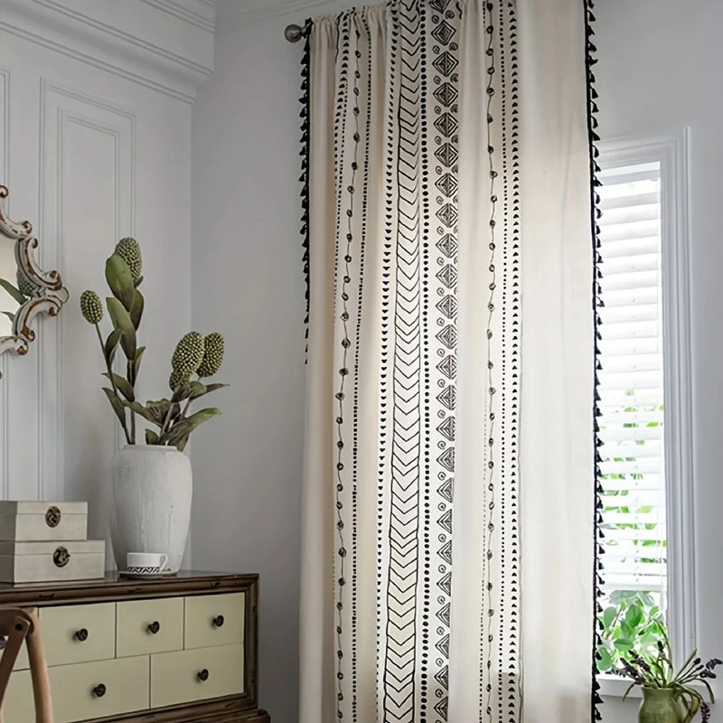 Boho-Vorhang mit geometrischem Muster in Schwarz-Weiß