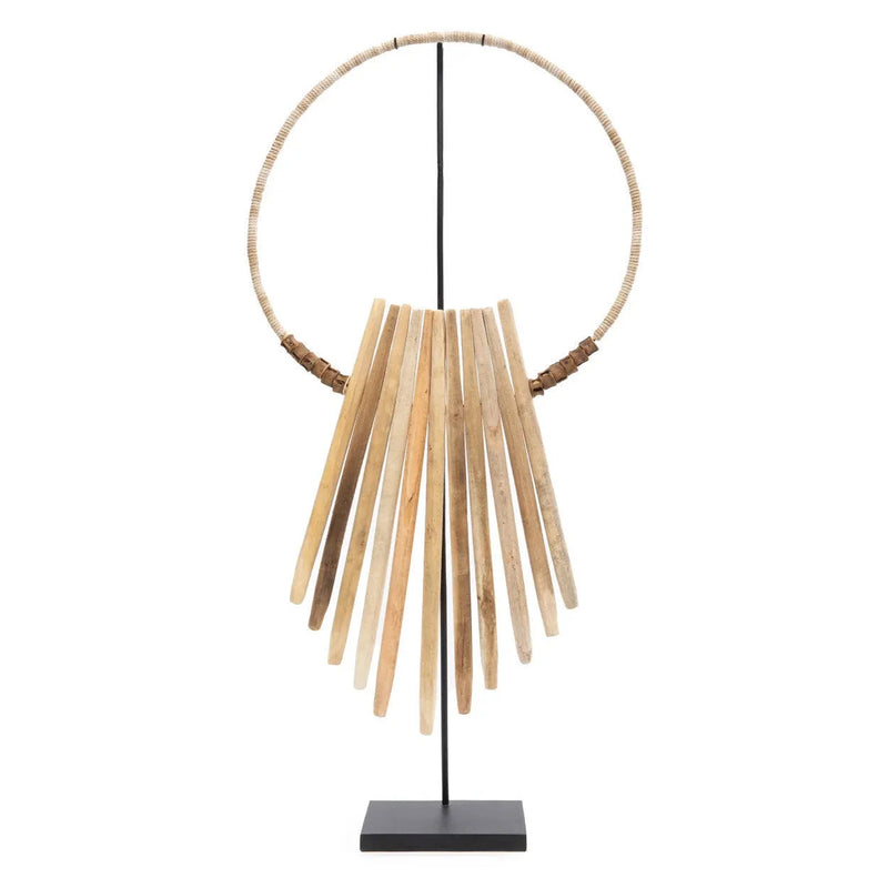 Runde Dekoskulptur aus Naturholz auf Sockel – H85 cm
