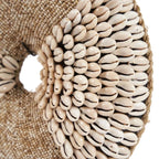 Décoration ronde en fibres naturelles et coquillages avec ouverture centrale sur socle