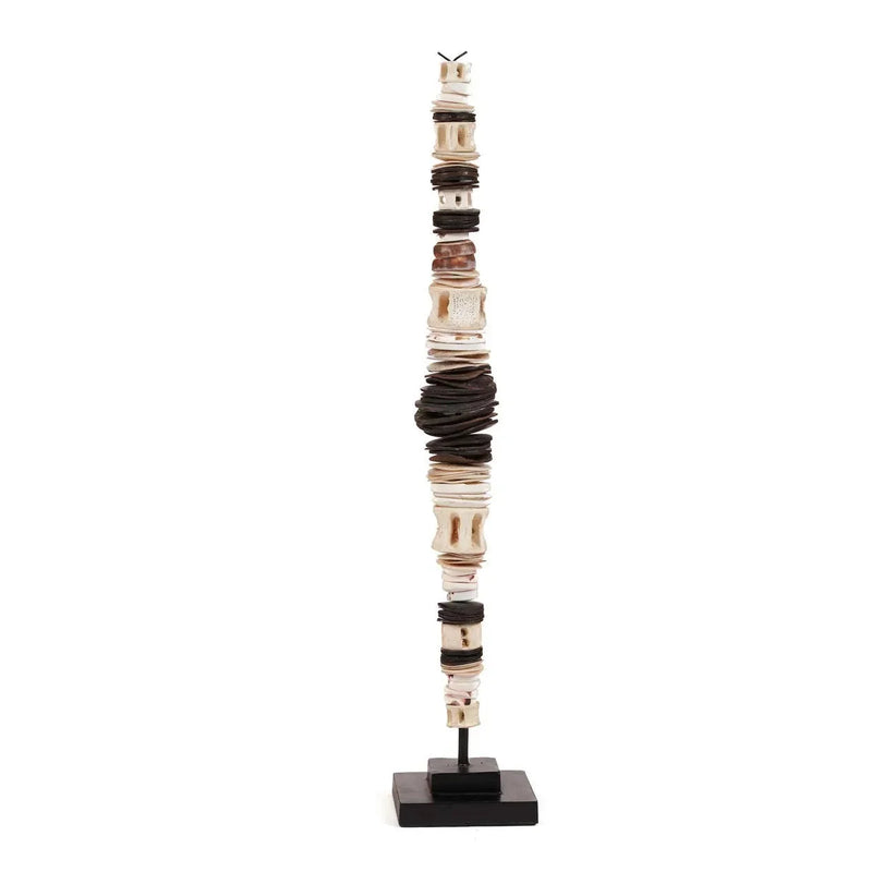 Deko-Totem aus Muschel in Schwarz-Weiß auf handwerklich gefertigtem Sockel – Höhe 55 cm