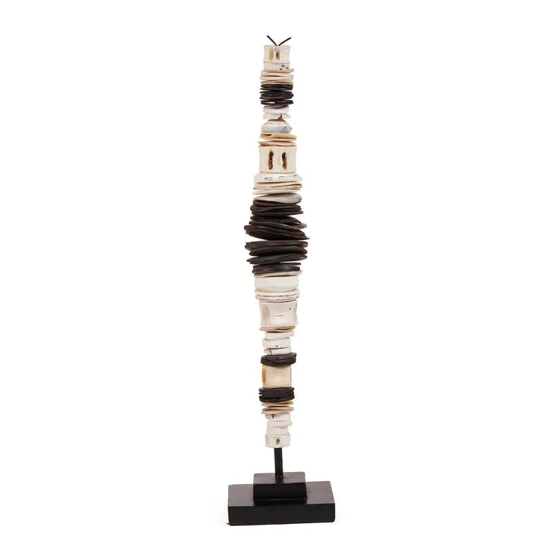 Deko-Skulptur Totem aus Muschel in Schwarz-Weiß auf Sockel