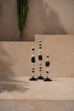 Sculpture tribale en coquillage noir naturel sur support bois