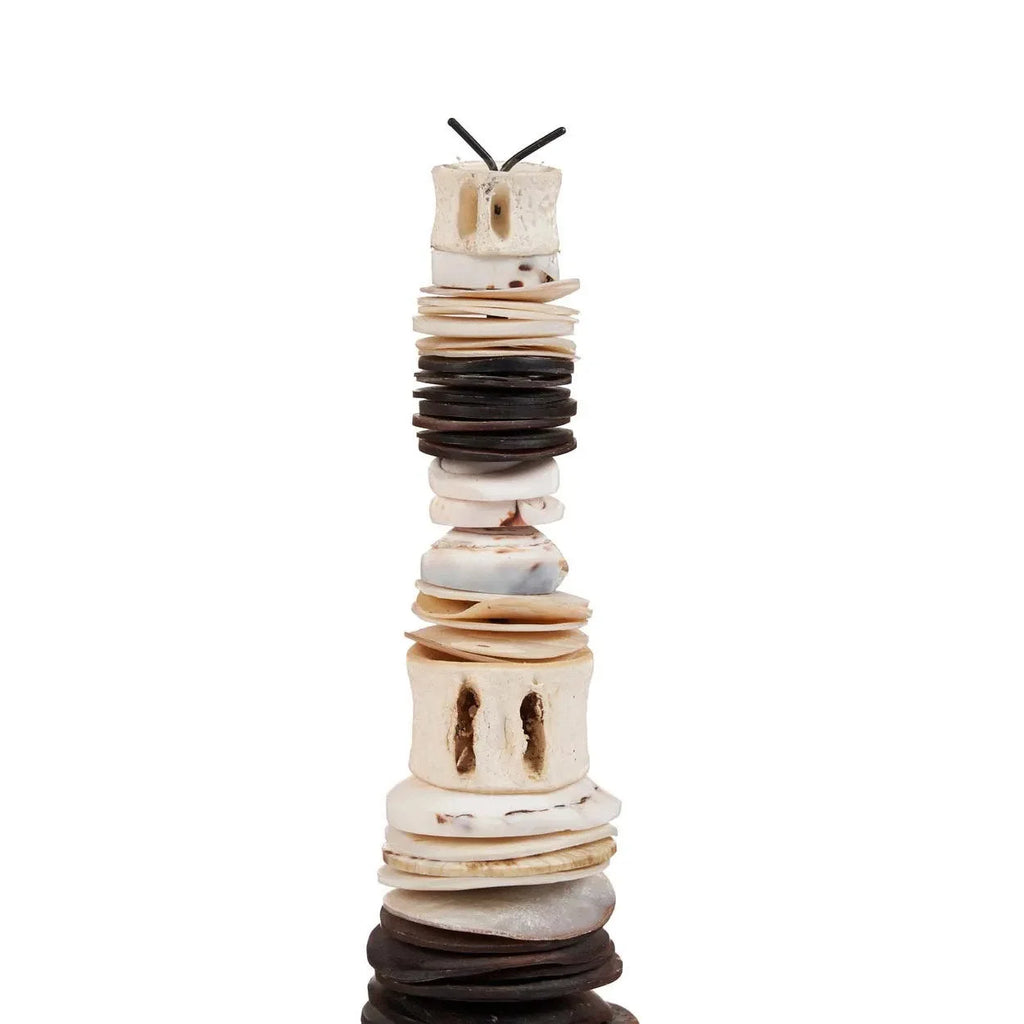 Sculpture tribale en coquillage noir naturel sur support bois