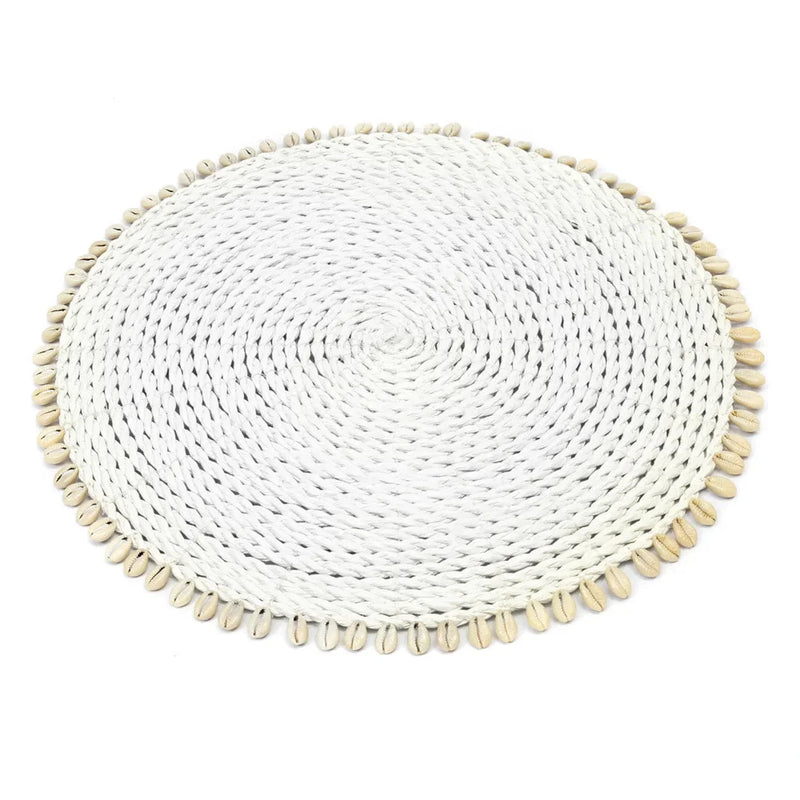 Rundes Platzset aus Seegras mit weißen Muscheln