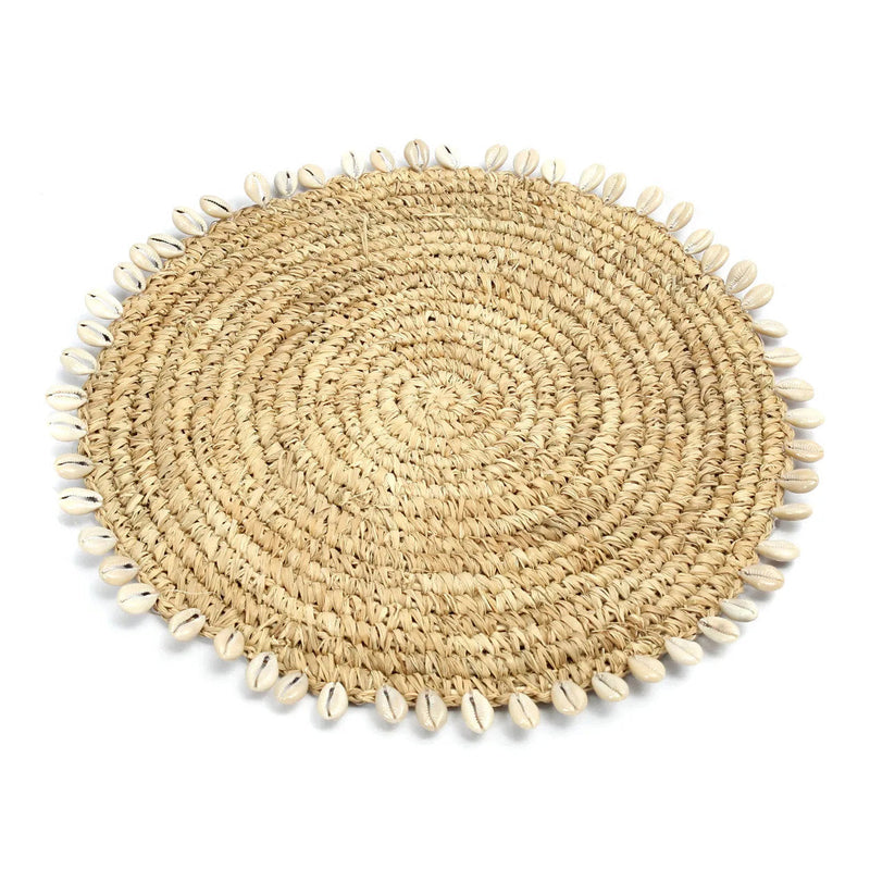 Rundes Platzset aus Naturraffia mit Muschelrand