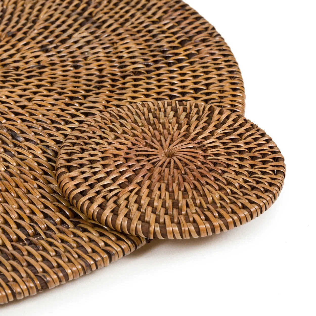 Deux sets de table ronds en rotin tressé marron naturel pour la décoration de table