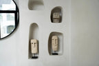 Statues Moai décoratives en grès beige sur socle en bois sculpté à la main