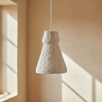 Suspension artisanale papier-mâché blanc cassé 17x23 cm conique texturée