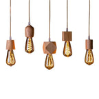 Suspension bois clair fond blanc