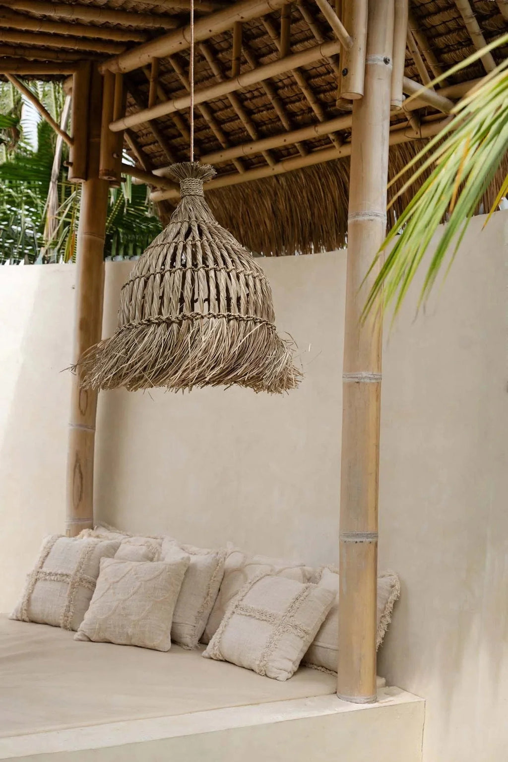 Suspension conique en jacinthe d’eau tressée avec franges naturelles – H90 cm