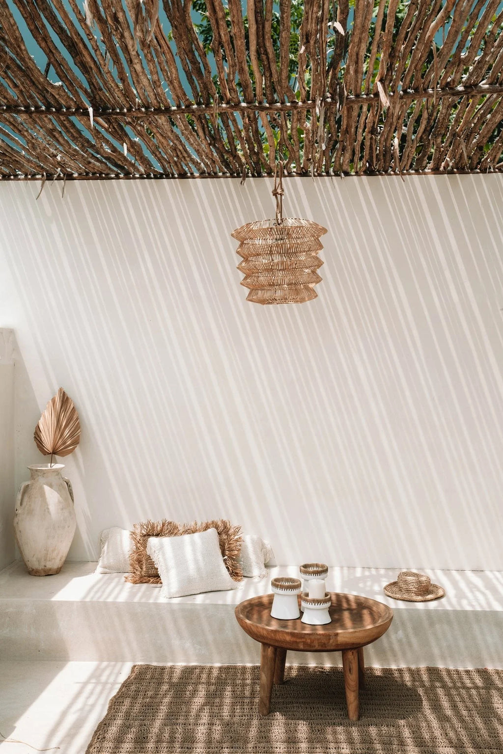 Espace lounge extérieur style bohème avec suspension conique en rotin naturel