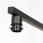 Support de lampe noir fixé à une barre en métal carré pour suspension linéaire