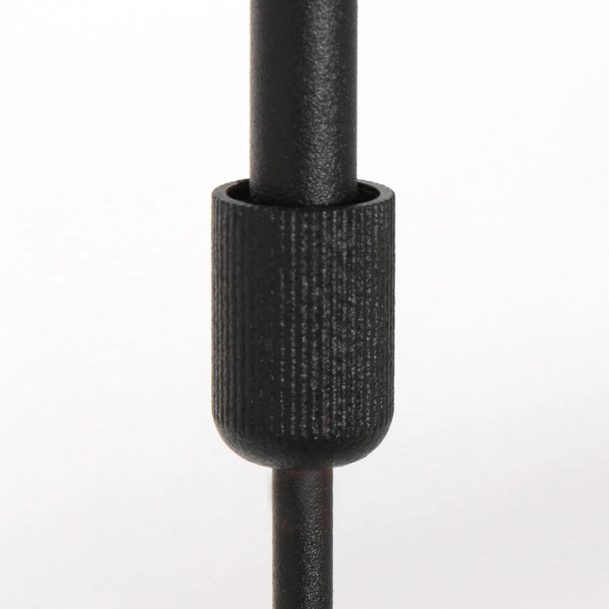 Connecteur en métal noir texturé pour suspension linéaire abat-jour tissu taupe