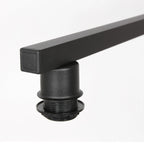 Pied de meuble noir avec vis réglable pour suspension linéaire en métal et tissu taupe