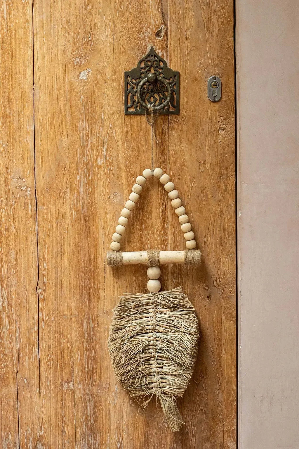 Suspension murale en raphia naturel avec perles en bois et tissage en herbe