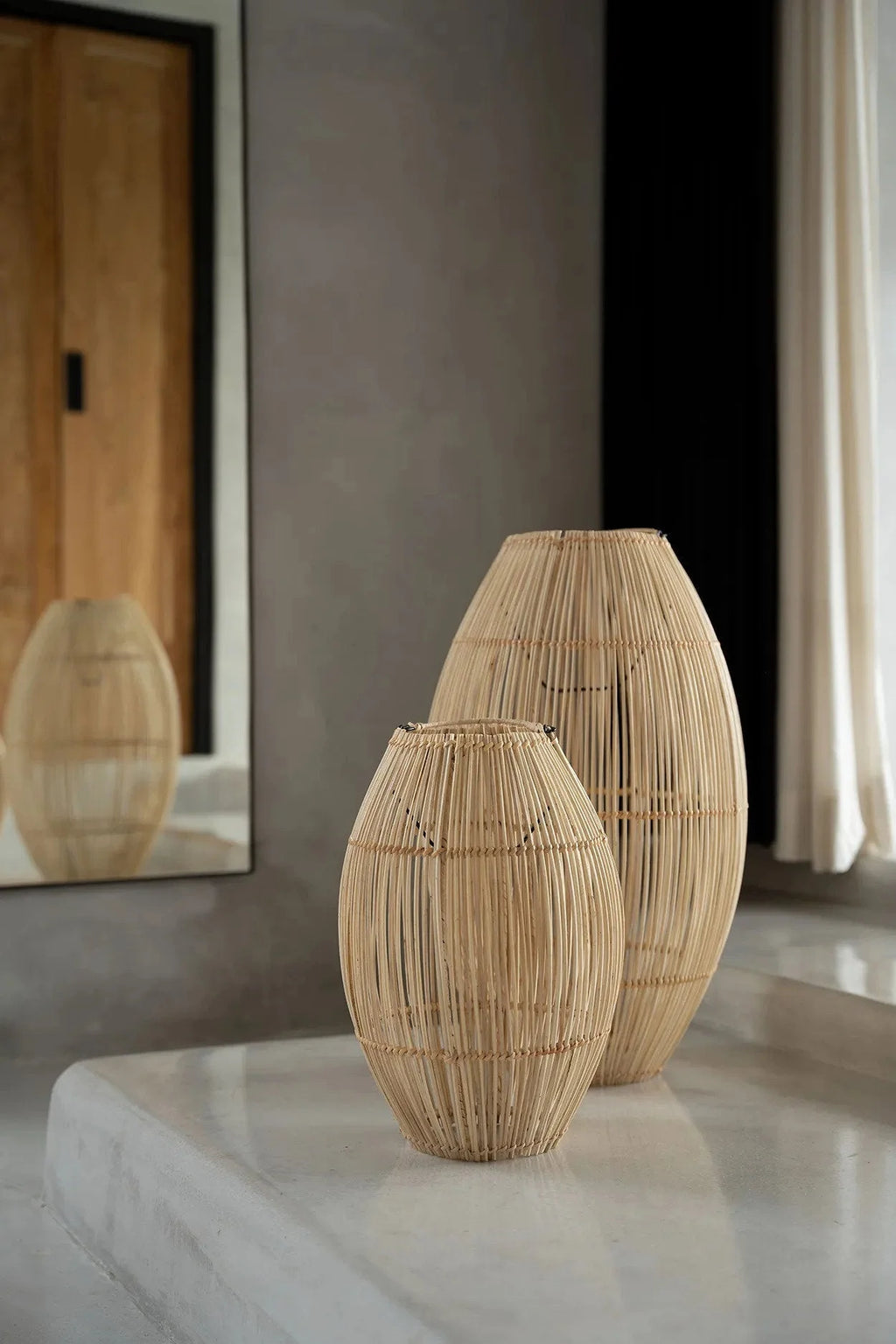 Deux vases en rotin ajouré naturels pour décoration intérieure élégante