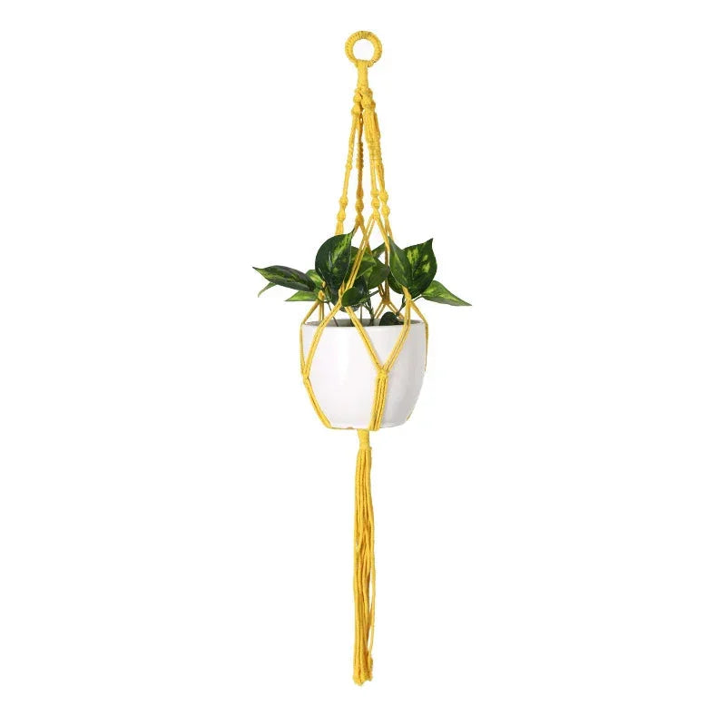 Blumenampel aus gelbem Makramee im modernen Flechtdesign