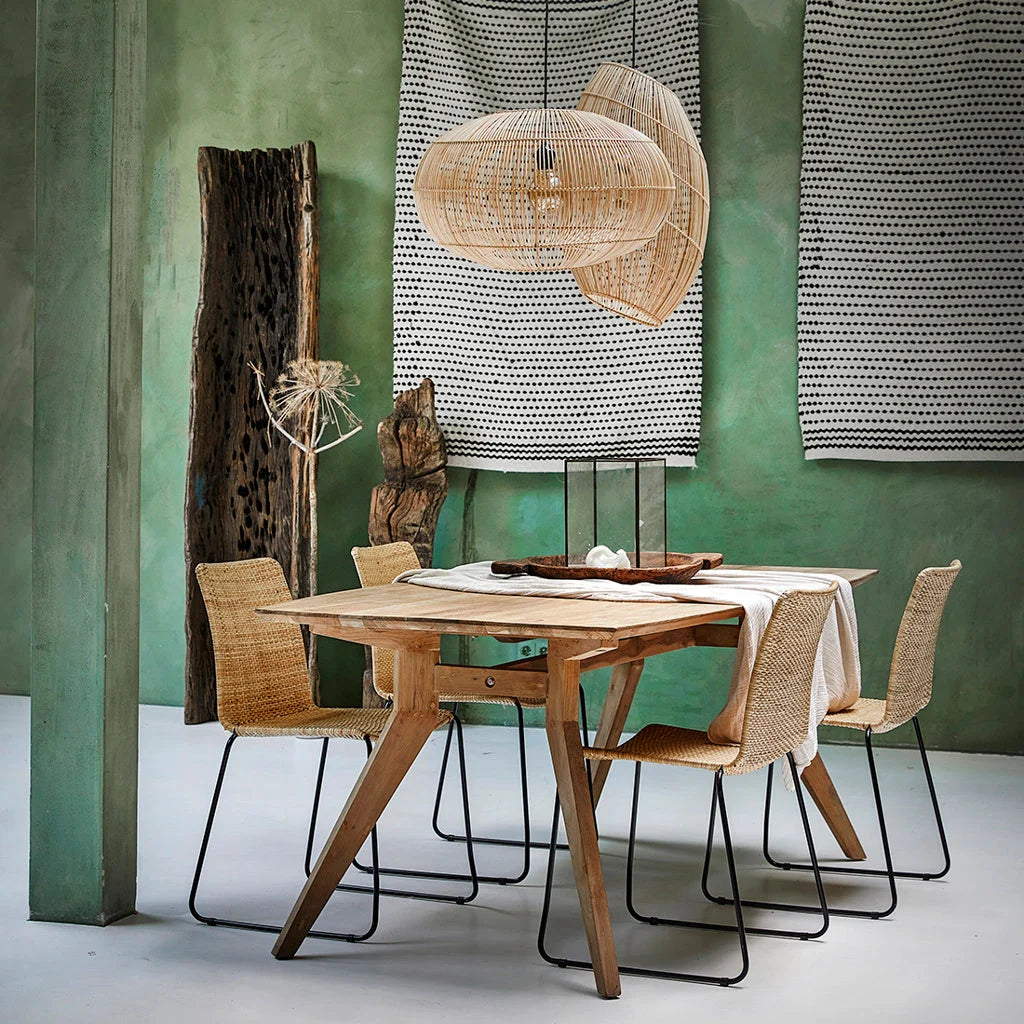 Table basse en bois naturel avec chaises en rotin tressé et suspension en osier assortie