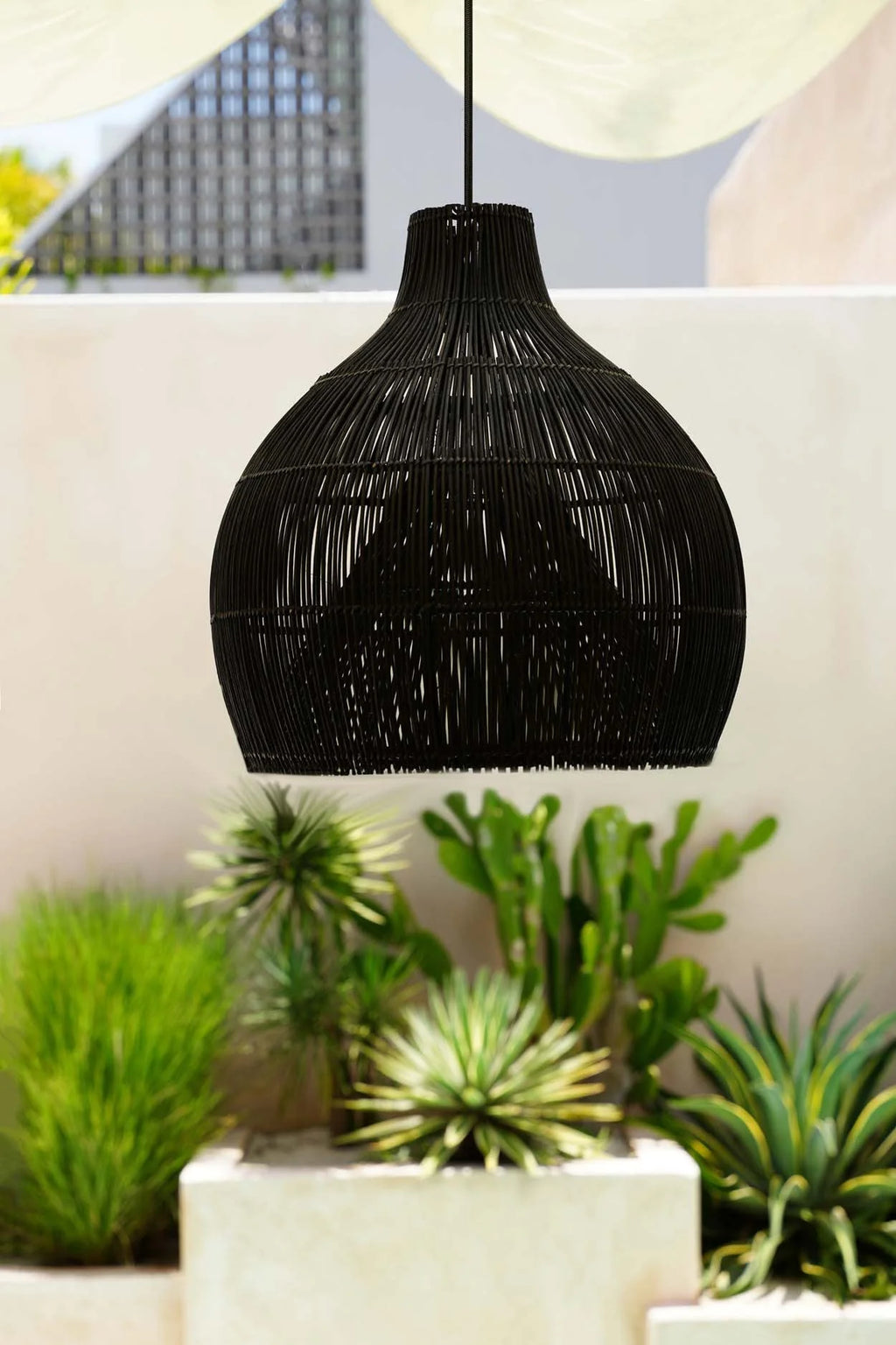 Suspension en rotin tressé noir forme goutte Ø50 cm
