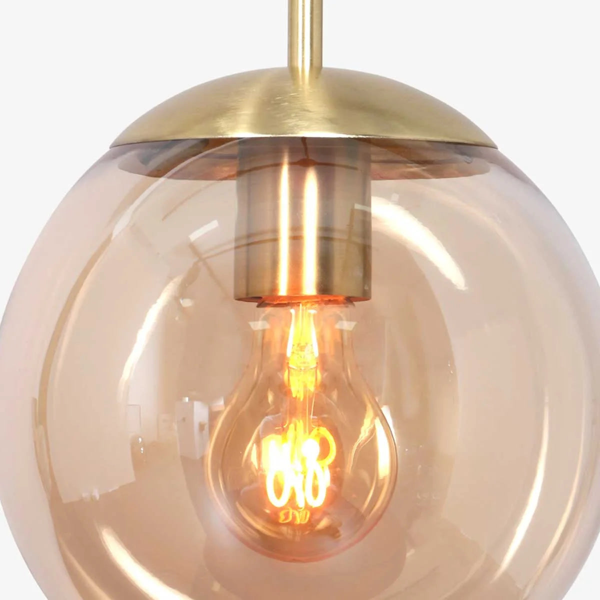 Suspension en verre ambre sphérique avec top en laiton et ampoule à filament exposé
