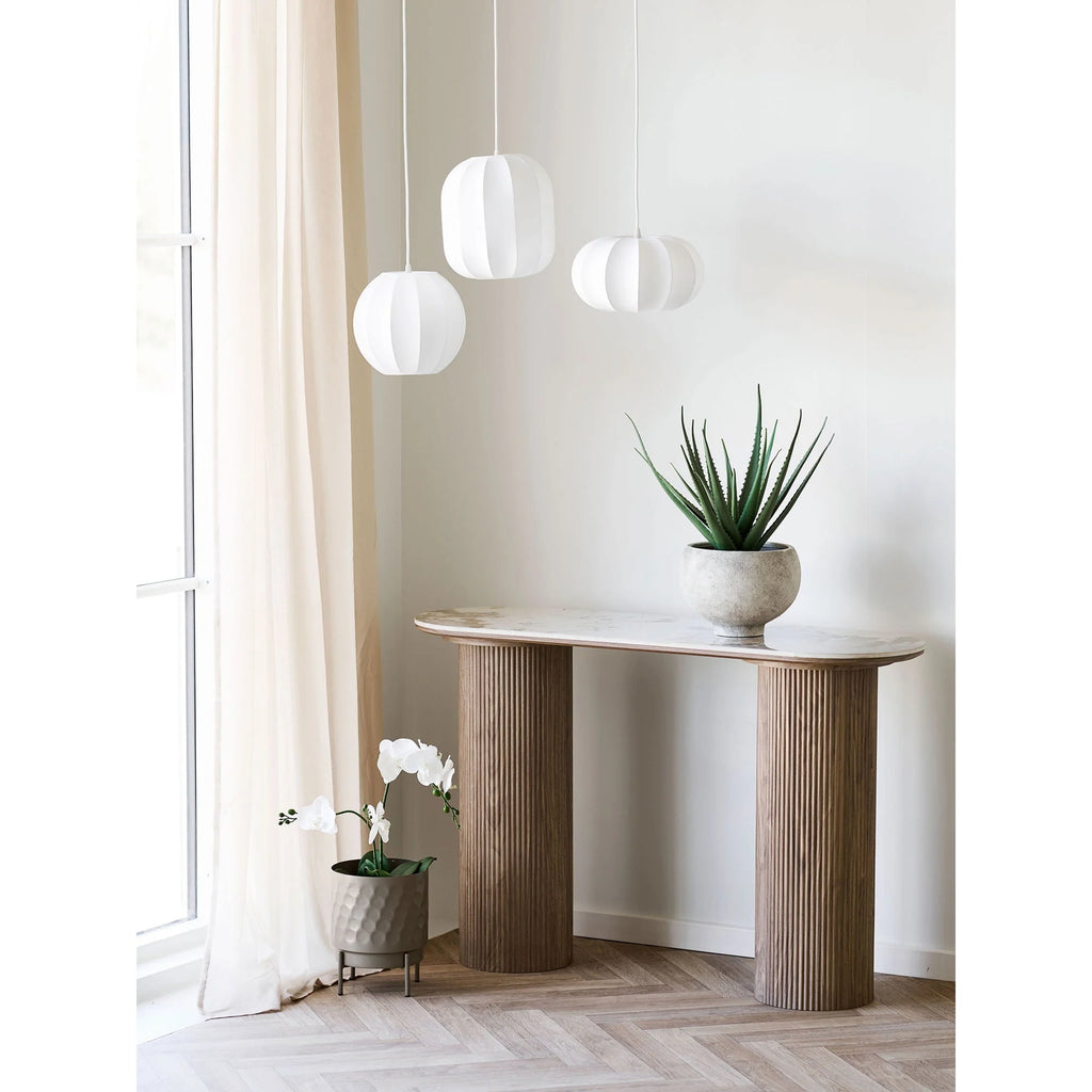 Lampes suspendues sphériques segmentées blanches modernes au-dessus de console marbre blanc 120x40 cm