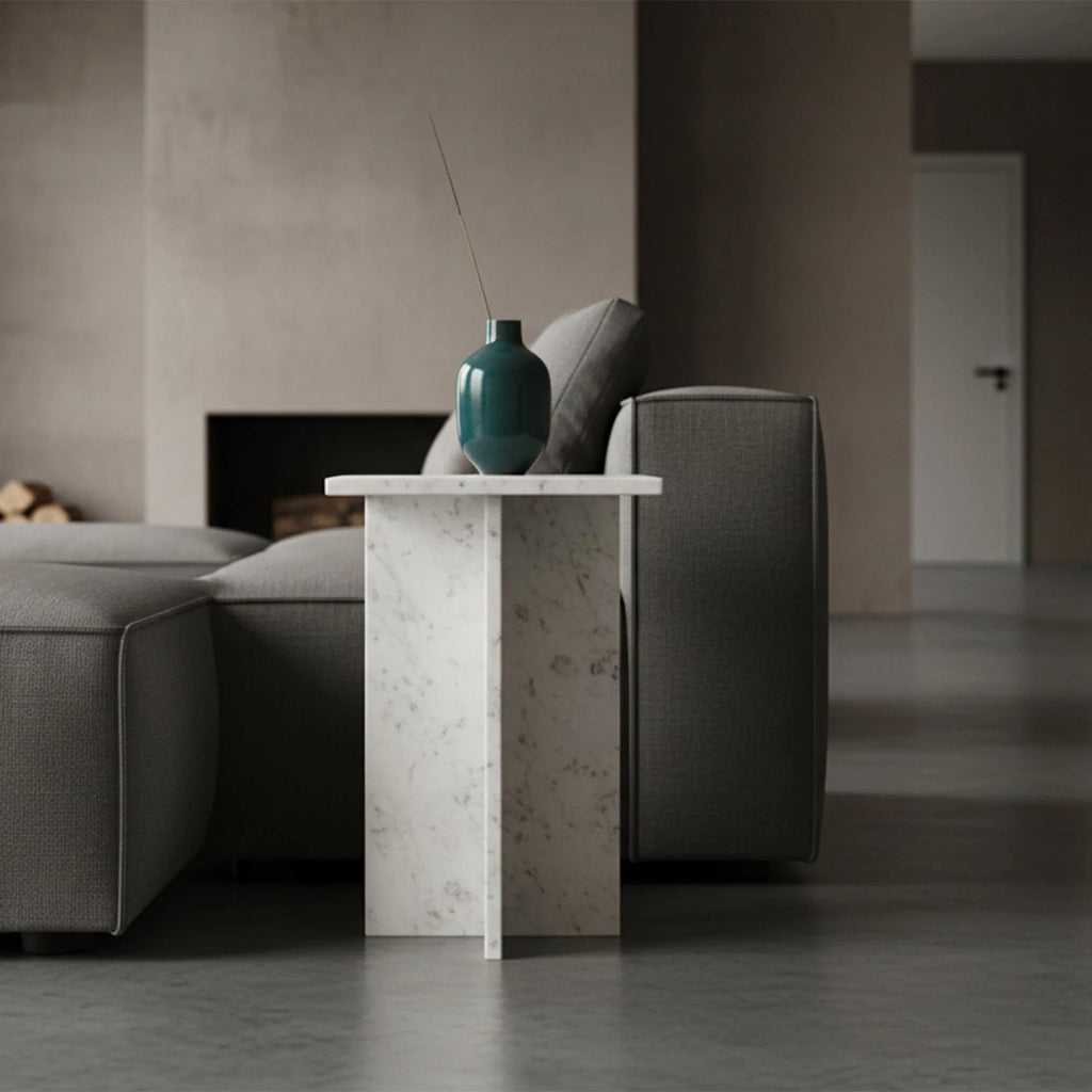 Table d’appoint carrée en marbre blanc veiné sculptural 35 cm