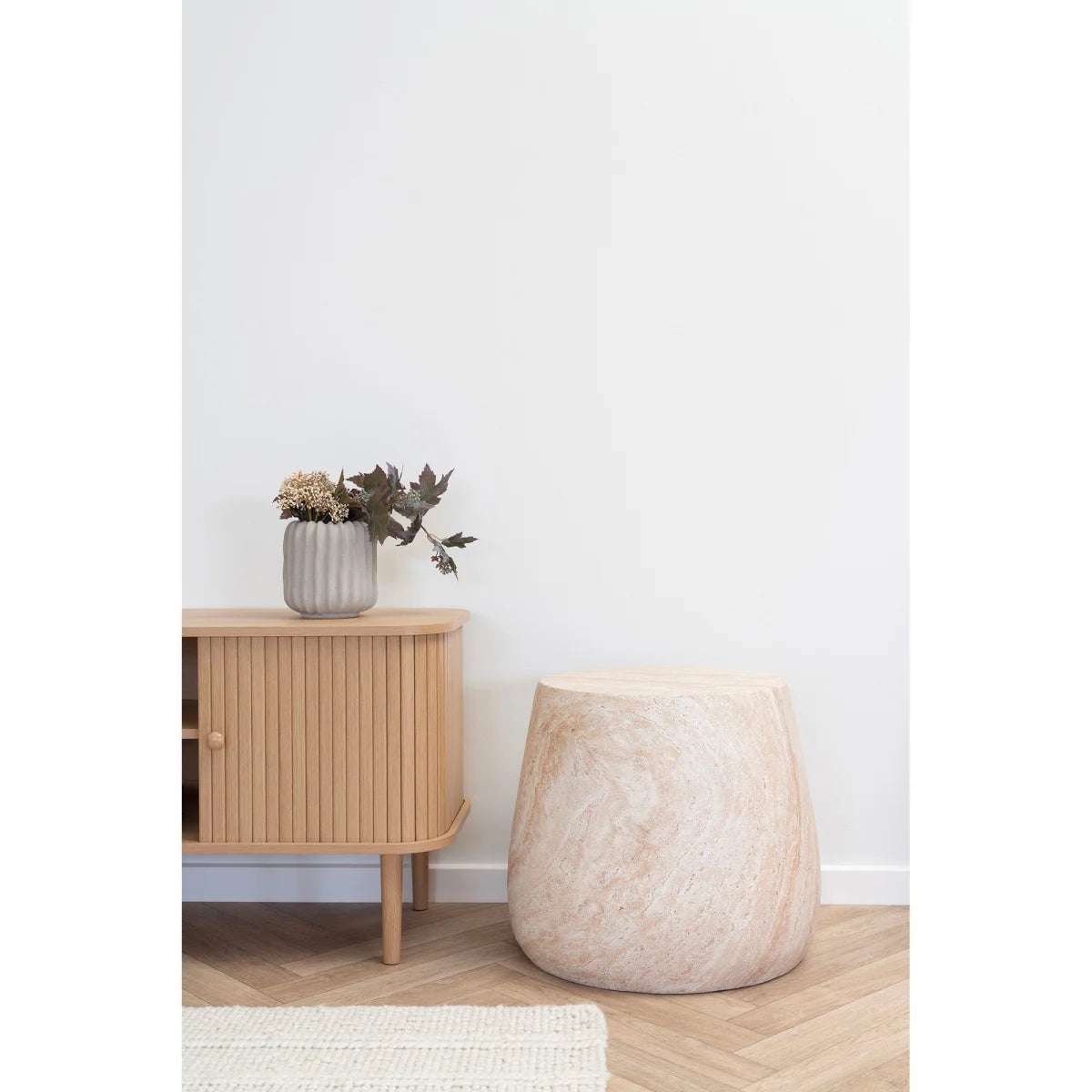 Tabouret en pierre texturée beige, forme organique ronde, fibre d’argile naturelle ø47 cm