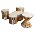 Ensemble de 4 tables d’appoint marbre clair et bois naturel ajouré Ø40 cm