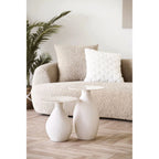 Deux tables d’appoint en métal émaillé beige mat, forme sculpturale Ø36 cm