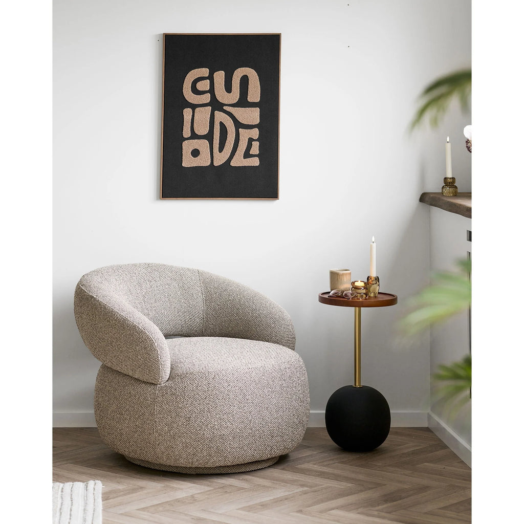 Fauteuil en tissu beige texturé, design rond moelleux