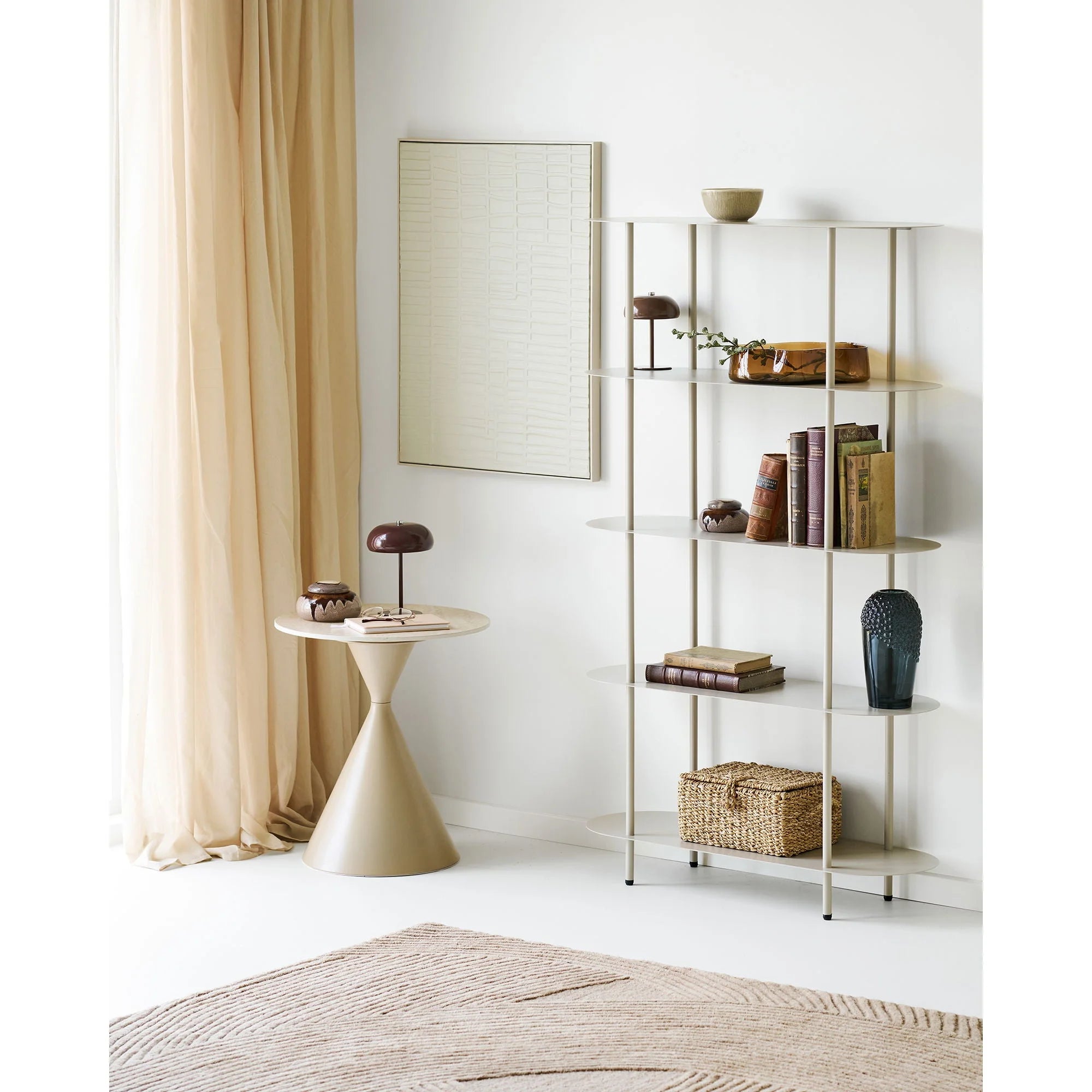 Étagère minimaliste moderne en métal fin avec étagères verre, livres, vases et panier tressé