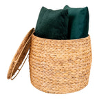 Panier en jacinthe d’eau naturelle avec couvercle, contenant deux coussins verts en velours