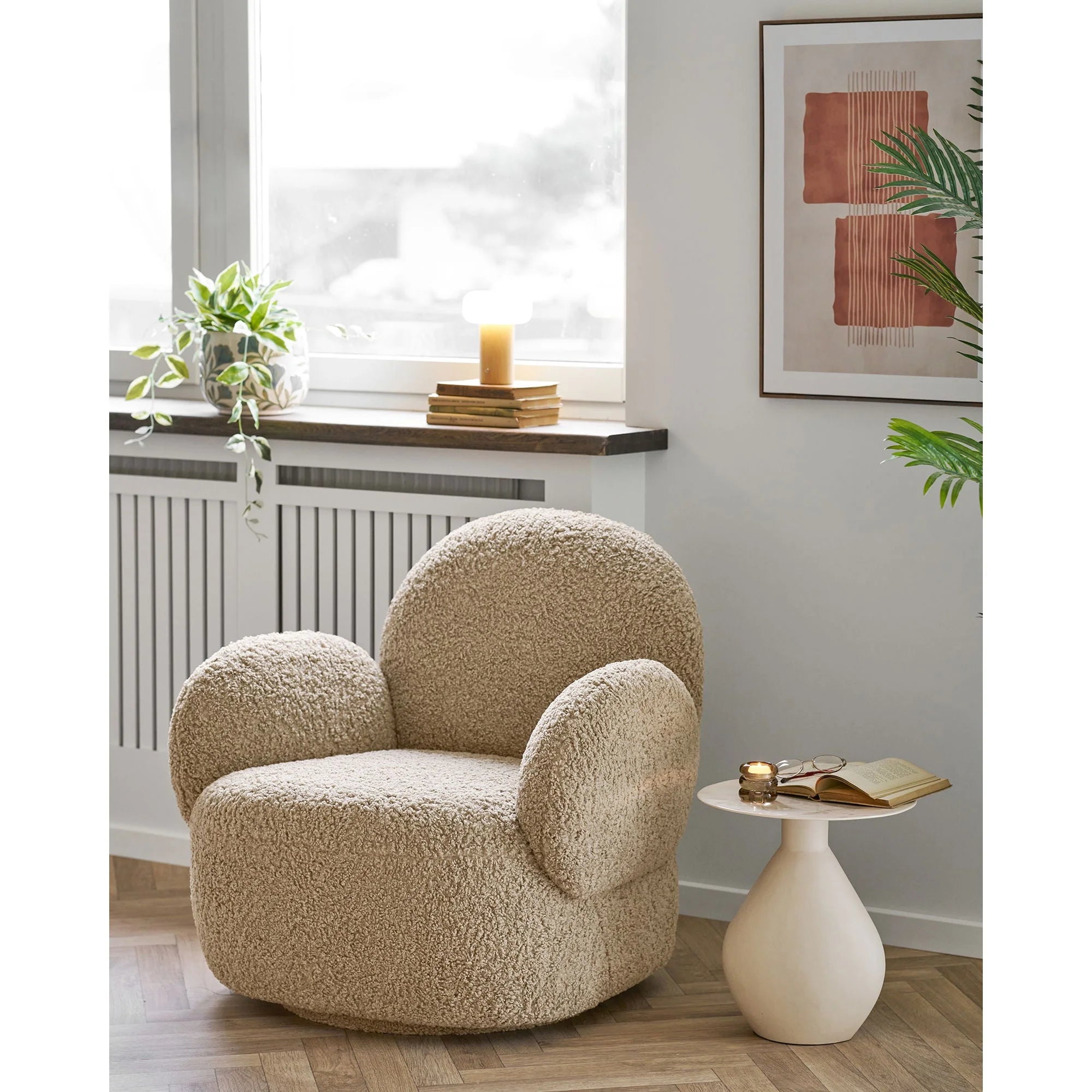 Fauteuil beige rond en tissu moelleux texturé, doux et confortable