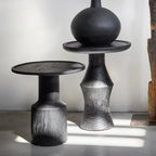 Table d’appoint ronde en teck noir mat sculptural Ø50 cm