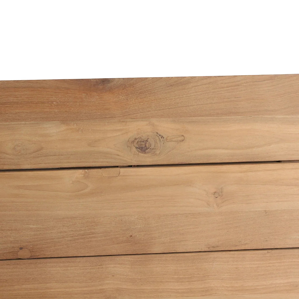 Planches de teck massif brun clair à grain naturel et nœud visible