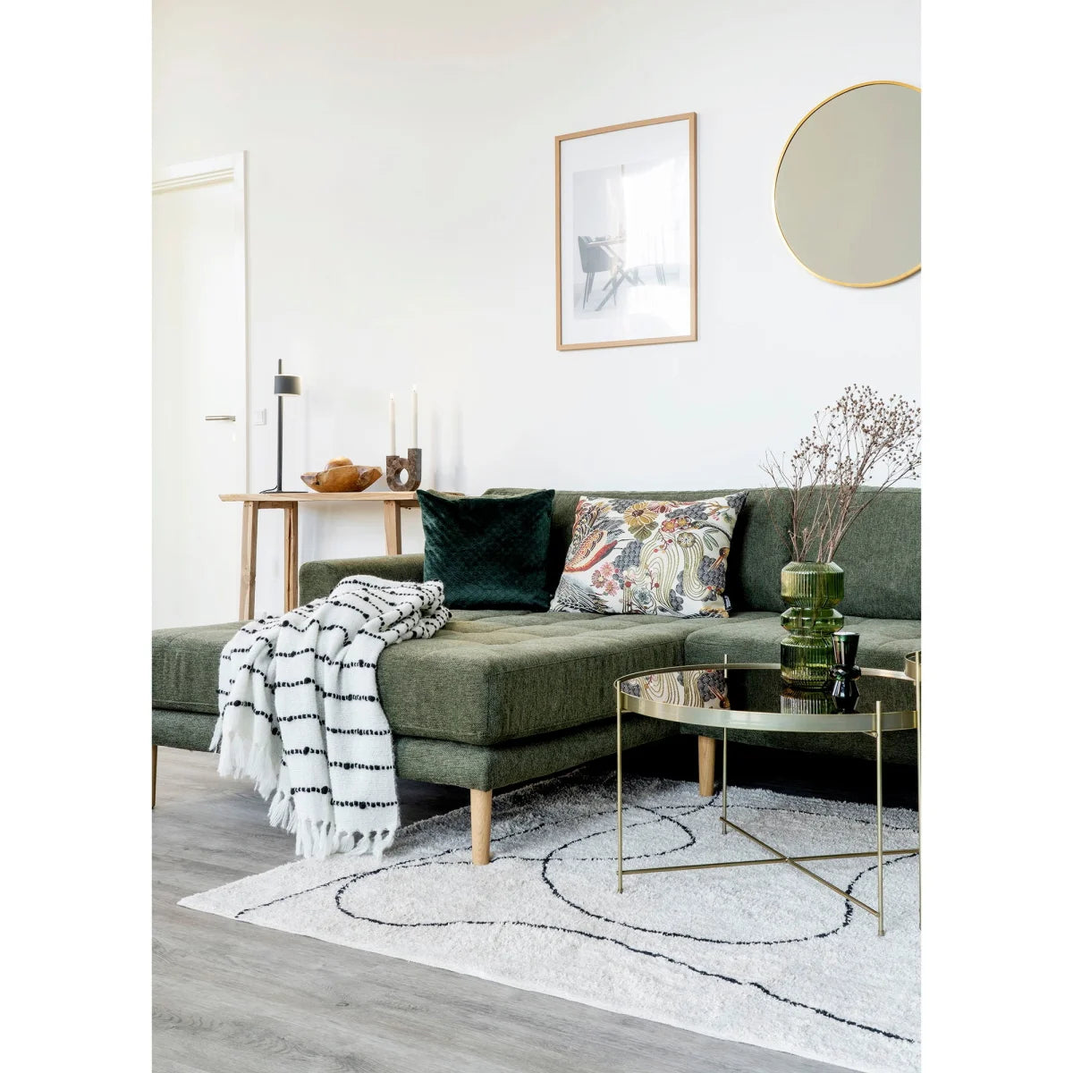 Canapé sectionnel velours vert olive, pieds bois, coussins déco