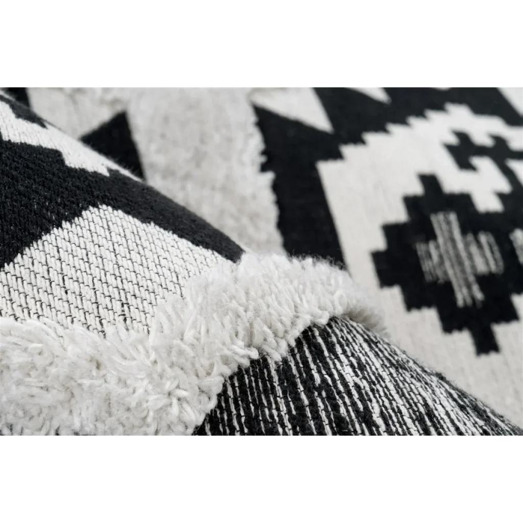 Tapis ethnique tissé motifs Aztec noir et blanc en coton avec franges 200x290 cm