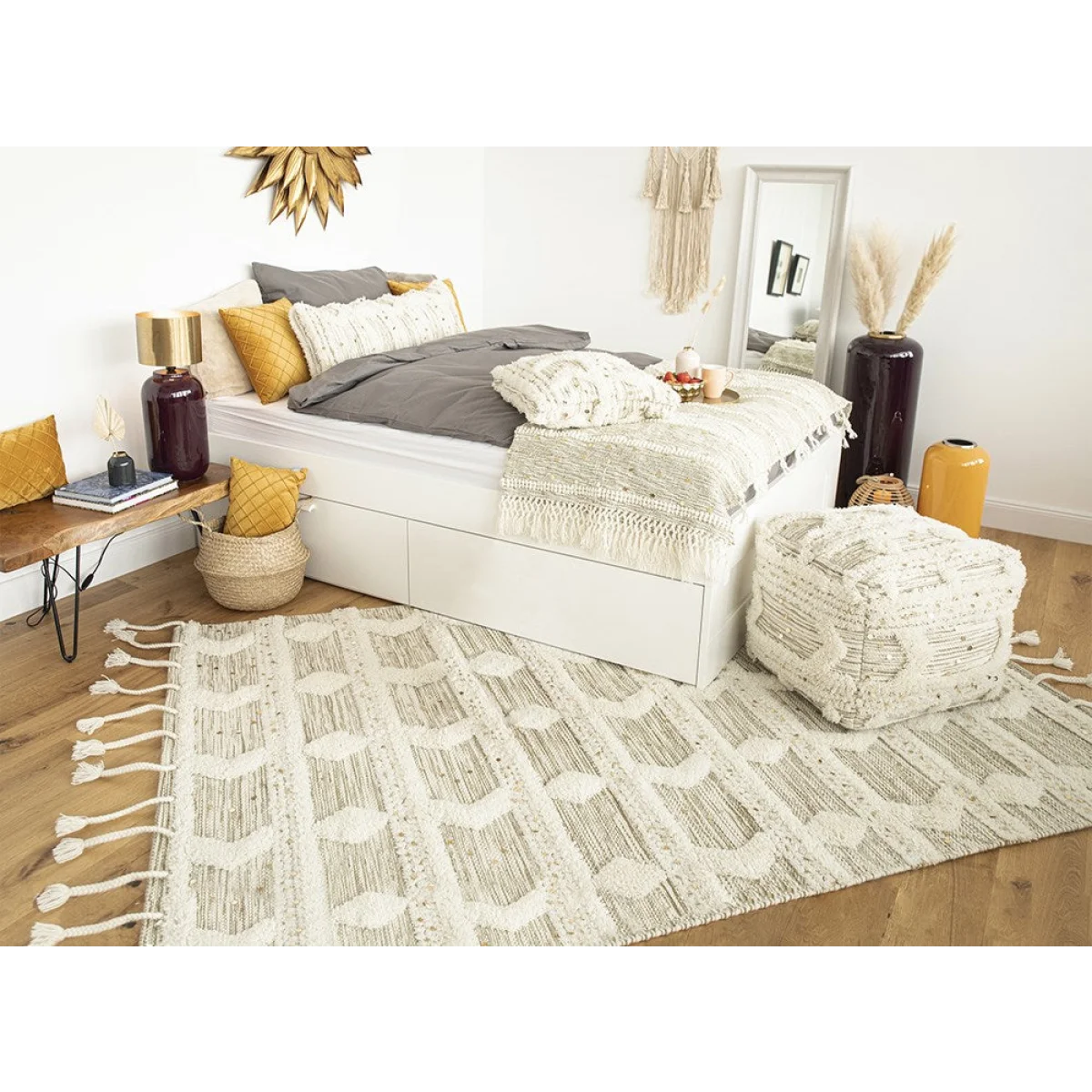Tapis en laine écru à motifs géométriques et franges, tapis tissé blanc et gris